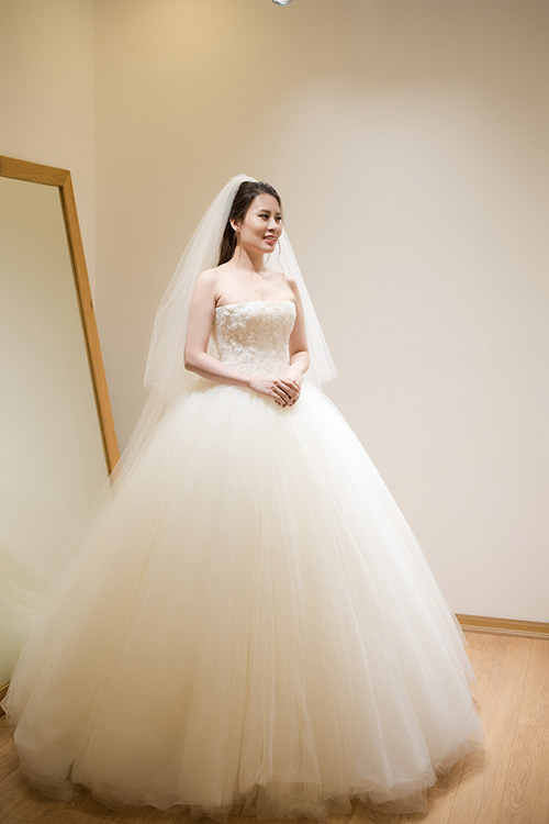 Những bộ váy cưới lộng lẫy và đắt tiền của sao Việt nửa đầu năm 2017