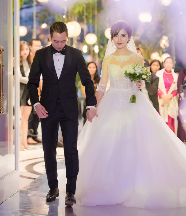 Những bộ váy cưới lộng lẫy và đắt tiền của sao Việt nửa đầu năm 2017