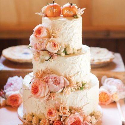 Những mẫu bánh cưới đẹp với hoa